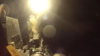 　トマホーク巡航ミサイルを発射する米駆逐艦。米中央軍が１０日に公表（中央軍提供、ロイター＝共同）