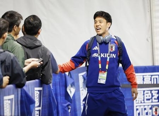 　１０日、サッカーＷ杯北中米３カ国大会１次リーグのオランダ戦に向けた練習を終え、引き揚げる遠藤航＝ナッシュビル近郊（共同）