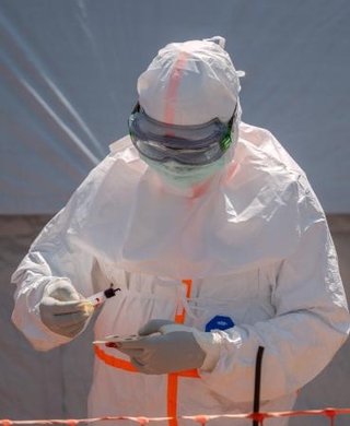 　１１日、コンゴ（旧ザイール）東部イトゥリ州でエボラ出血熱患者の血液検査の準備をする医療従事者（ＡＰ＝共同）