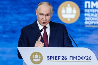 　５日、ロシア・サンクトペテルブルクで開催された国際経済フォーラムで演説するプーチン大統領（タス＝共同）
