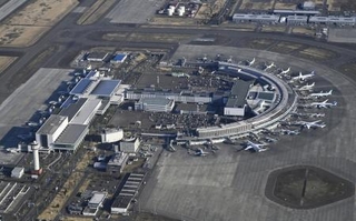 　新千歳空港＝北海道千歳市（共同通信社ヘリから）