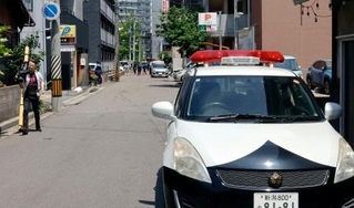 　通行中の男性が切りつけられた、ＪＲ新潟駅近くの現場周辺＝１２日午後０時４９分、新潟市中央区