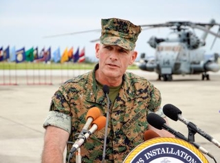 　米海兵隊太平洋基地の司令官に就任し、記者団の取材に応じるラルフ・リゾ准将＝１２日午前、沖縄県宜野湾市の普天間飛行場