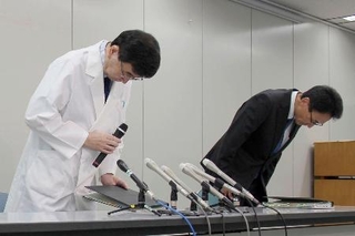 　記者会見で謝罪する香川県立中央病院の高口浩一院長（左）ら＝１２日午前、香川県庁