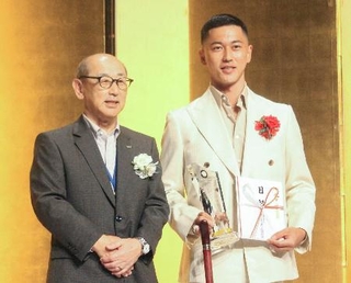 　「米山稔賞」を受賞した車いすテニス男子の小田凱人（右）＝１２日、東京都千代田区