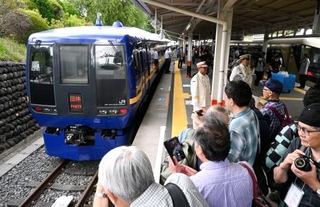 　新塗装の２５３系「特急きぬがわ」の車両＝１２日午後、栃木県日光市の東武日光駅