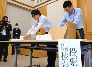 　栃木県那須町長選で落選した新人の異議申し立てを受け、調査を行う県選管関係者＝５月、栃木県庁
