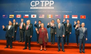 ２０１８年３月、ＴＰＰ署名式を前に写真撮影に応じる各国閣僚。後列右から４人目は茂木経済再生相（当時）＝チリ・サンティアゴ（共同）