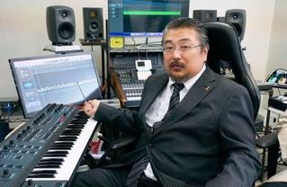 　「赤ちゃんがすぐ寝る音楽」を開発した千葉音声研究所の村岡睦稔さん＝５日、千葉市