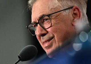 　モロッコ戦を前に開かれた記者会見で、笑みを浮かべるブラジルのアンチェロッティ監督＝１２日、ニューヨーク（ロイター＝共同）