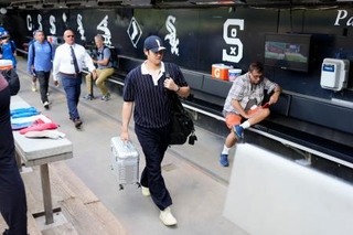 　試合前、私服で球場入りしたドジャース・大谷＝シカゴ（共同）
