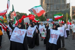 　イラン・テヘランで最高指導者モジタバ・ハメネイ師を支持する人たち＝１２日（ゲッティ＝共同）