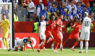 　カナダ-ボスニア・ヘルツェゴビナ　後半、同点ゴールを決め駆け出すカナダのラリン（右から３人目）＝トロント（共同）