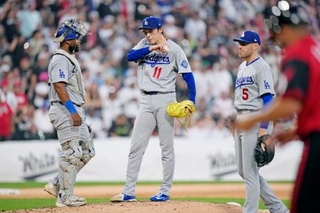 　ホワイトソックス戦の５回途中、降板するドジャース・佐々木＝シカゴ（共同）
