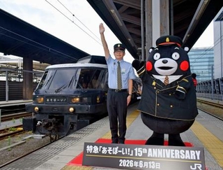 　特急「あそぼーい！」の運行開始１５周年を記念した出発式で、出発の合図を送る熊本県のＰＲキャラクター「くまモン」＝１３日午前、ＪＲ熊本駅