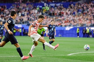 　米国-パラグアイ　試合終了間際、チーム４点目のゴールを決める米国のレイナ（左から２人目）＝ロサンゼルス（共同）