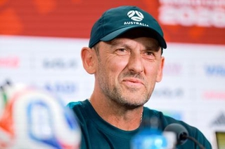 　トルコ戦を前に記者会見するオーストラリアのポポビッチ監督＝１２日、バンクーバー（ゲッティ＝共同）