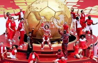 　サッカーＷ杯北中米３カ国大会１次リーグのカナダ-ボスニア・ヘルツェゴビナ戦を前に開かれた開幕セレモニー＝１２日、トロント（ゲッティ＝共同）