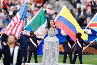 　米国-パラグアイ戦を前に行われたセレモニーで歌唱するケイティ・ペリーさん＝ロサンゼルス（共同）