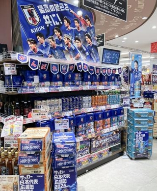 　陳列を強化した広島県内のスーパーのビール売り場＝１日