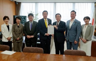 　妊産婦の支援に関する提言書を黄川田こども政策相（左から４人目）に手渡す国会議員連盟のメンバー＝１１日、内閣府（議連提供）