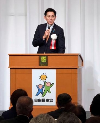 　山形市で講演する自民党の小林政調会長＝１３日午前