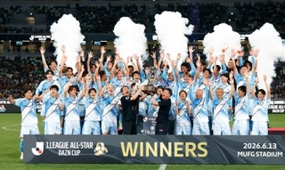 　Ｊリーグのオールスター戦で優勝し、喜ぶＪ２・Ｊ３東Ａの選手たち＝ＭＵＦＧ国立