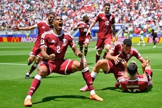 　カタール-スイス　試合終了間際、フーヒ（右下）が同点ゴールを決め、大喜びのカタールイレブン＝サンフランシスコ（ＡＰ＝共同）