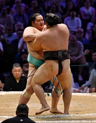 　トーナメント戦決勝で霧島（手前）との大関対決を制し、優勝した琴桜＝パリ（共同）