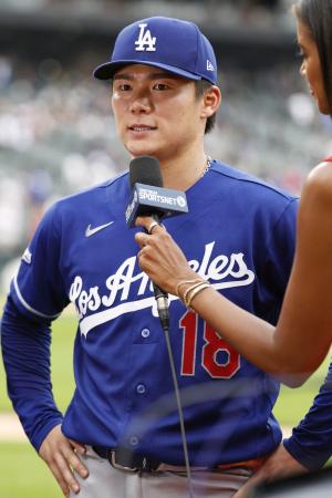 　ホワイトソックスに勝利し、インタビューに応じるドジャース・山本＝シカゴ（共同）