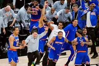 　スパーズとのＮＢＡ決勝第５戦で優勝を決め、喜ぶニックスの選手たち＝テキサス州サンアントニオ（ＡＰ＝共同）
