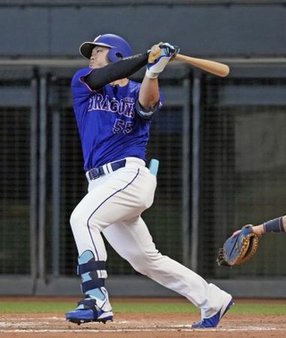 　７回中日１死一塁、細川が左中間に決勝となる勝ち越し２ランを放つ＝エスコンフィールド