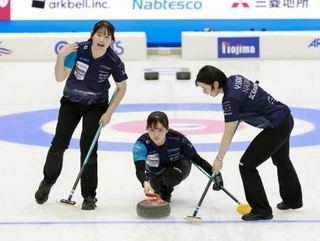　女子決勝の北海道銀行戦でショットを放つＳＣ軽井沢クの上野美＝横浜ＢＵＮＴＡＩ