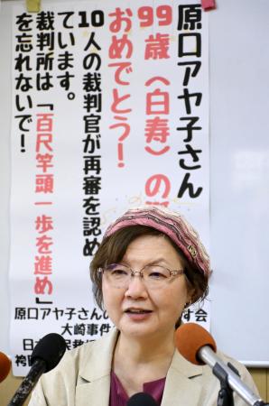 　原口アヤ子さんとの面会後に記者会見する鴨志田祐美弁護士＝１４日午後、鹿児島県