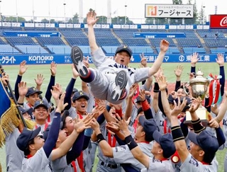 　優勝を果たし、ナインに胴上げされる関大・小田監督＝神宮