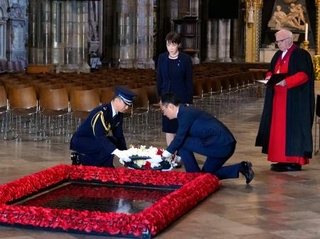 　ウェストミンスター寺院を訪れ、無名戦士の墓に献花する高市首相（奥左）＝１４日、ロンドン（共同）
