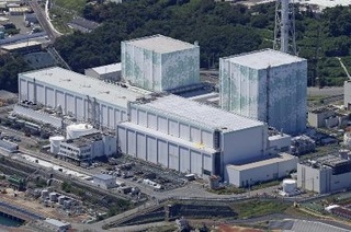 　東京電力福島第１原発の５号機（左）、６号機＝２０２３年８月（共同通信社ヘリから）