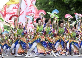 　「ＹＯＳＡＫＯＩソーラン祭り」がフィナーレを迎え、パレードする踊り子＝１４日午後、札幌市中央区