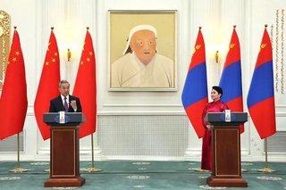 　モンゴルのバトツェツェグ外相（右）と記者会見に臨む中国の王毅外相＝１３日、ウランバートル（中国外務省のホームページから、共同）