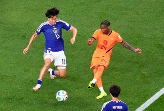 　日本-オランダ　後半、チーム２点目のゴールを決めるオランダのシュメルビル。左は中村＝ダラス（共同）