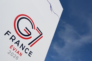 　Ｇ７サミットが開かれるフランス東部エビアンに隣接するピュブリエに掲げられたロゴマーク＝１３日（ゲッティ＝共同）