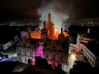 　ロシアの攻撃を受け火災が発生したペチェルスカヤ大修道院＝１５日、ウクライナ・キーウ（ベレジナ文化相提供・ロイター＝共同）