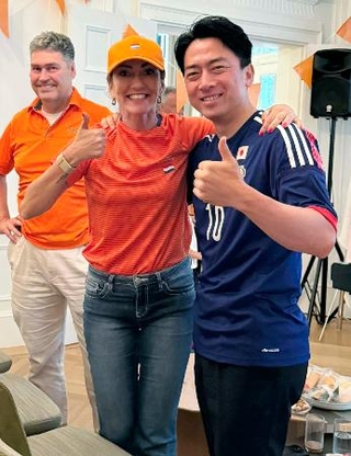 　サッカーＷ杯の日本対オランダ戦を観戦した小泉防衛相（右）とオランダのイェジルゲス副首相兼国防相（中央）＝１５日午前、東京のオランダ大使館（小泉防衛相のＸから）