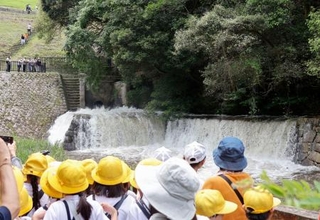 　香川県まんのう町の満濃池で行われた「ゆる抜き」＝１５日午前