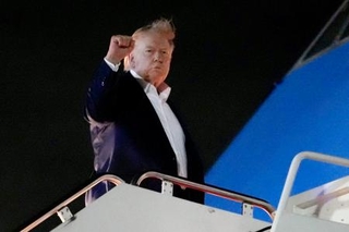 　１５日、Ｇ７サミット出席のため、米東部メリーランド州のアンドルーズ空軍基地を出発するトランプ大統領（ＡＰ＝共同）