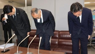 　記者会見で謝罪する社会福祉法人北海道共同募金会の瀬尾英生会長（中央）ら＝１５日午後、札幌市