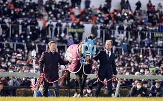 　引退式で観客席の前に登場したオジュウチョウサン＝２０２２年１２月２４日、中山競馬場