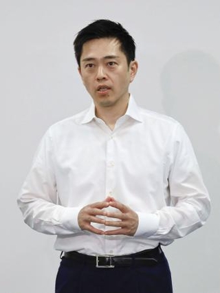 　取材に応じる日本維新の会の吉村代表＝１５日午後、大阪府庁