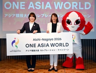 　「ＯＮＥ　ＡＳＩＡ　ＷＯＲＬＤ」開催の発表会に出席したレスリング女子の藤波朱理。右は日本オリンピック委員会の小谷実可子常務理事＝１５日、名古屋市