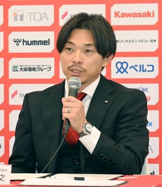 　記者会見するＩＮＡＣ神戸の阿部浩之新社長＝１５日、神戸市